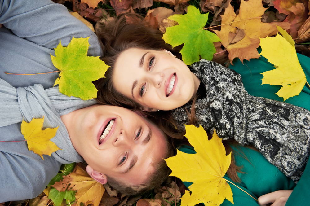 wellness im herbst tripodo.de herbst blätter verliebtes pärchen