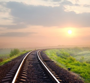 Bahngleise laufen ins Nichts sonnenuntergang bahngleis tripodo.de geld sparen im urlaub